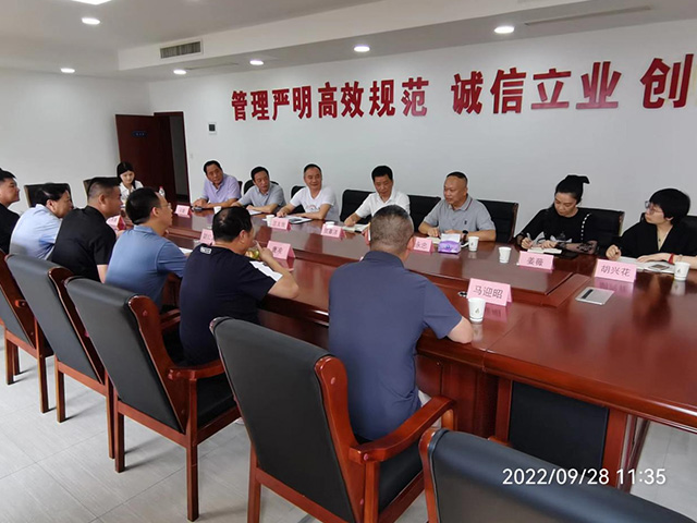 集團(tuán)領(lǐng)導(dǎo)下車間檢查安全維穩(wěn)工作 集團(tuán)領(lǐng)導(dǎo)下車間檢查安全維穩(wěn)工作